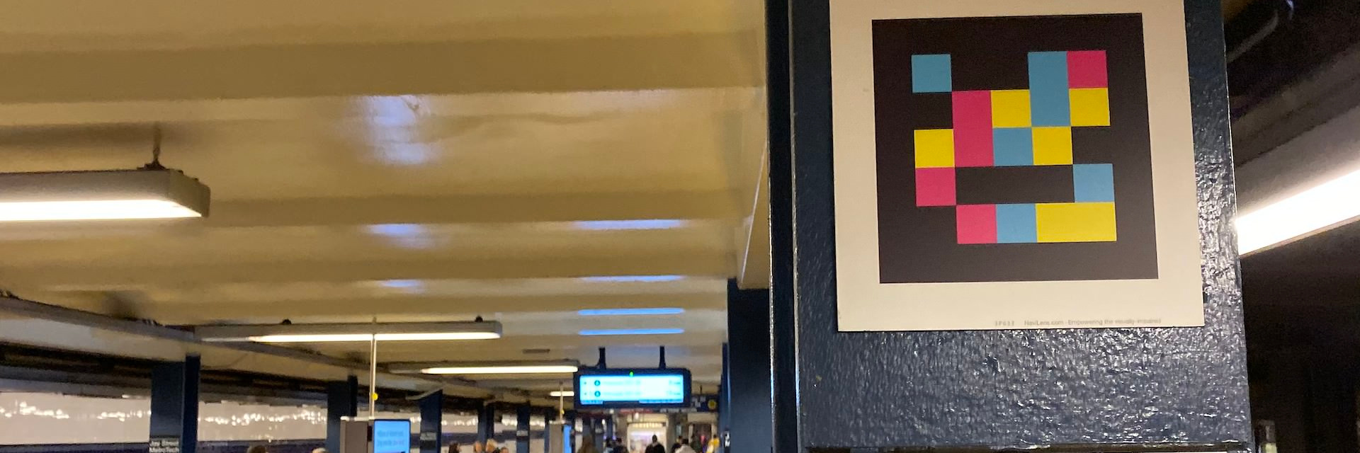 Imagen de un código NaviLens en el metro de Nueva York.