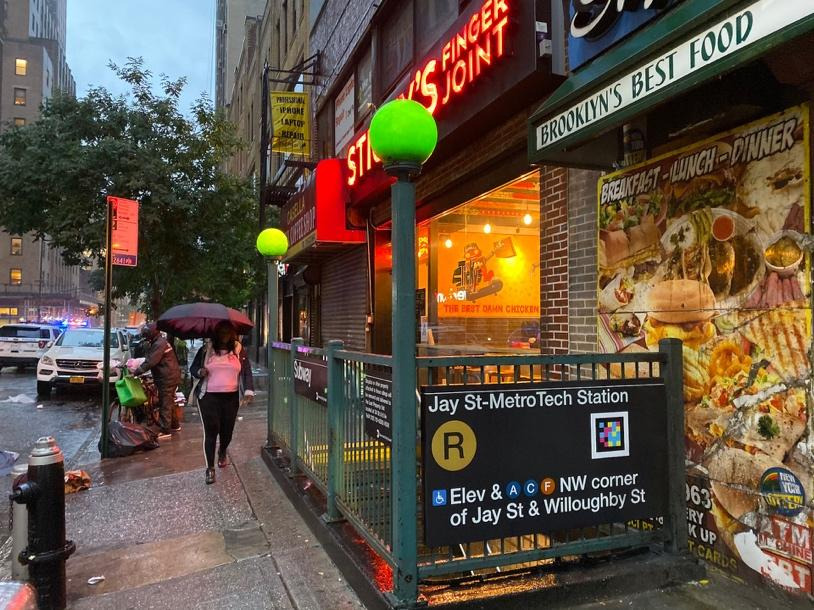 Imagen de una boca de metro de la parada Jay St-MetroTech Station del metro de Nueva York, equipada con un código NaviLens.
